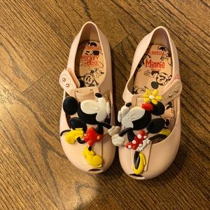 Girls shoes w Velcro closure